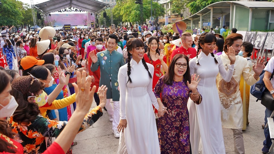 Ao Dai street parade in HCM City attracts thousands of women